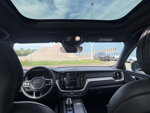 Volvo XC60 2.0 T6 Plug-in hybrid AWD Plus Black Edition trekhaak l Pano l rijklaarprijs