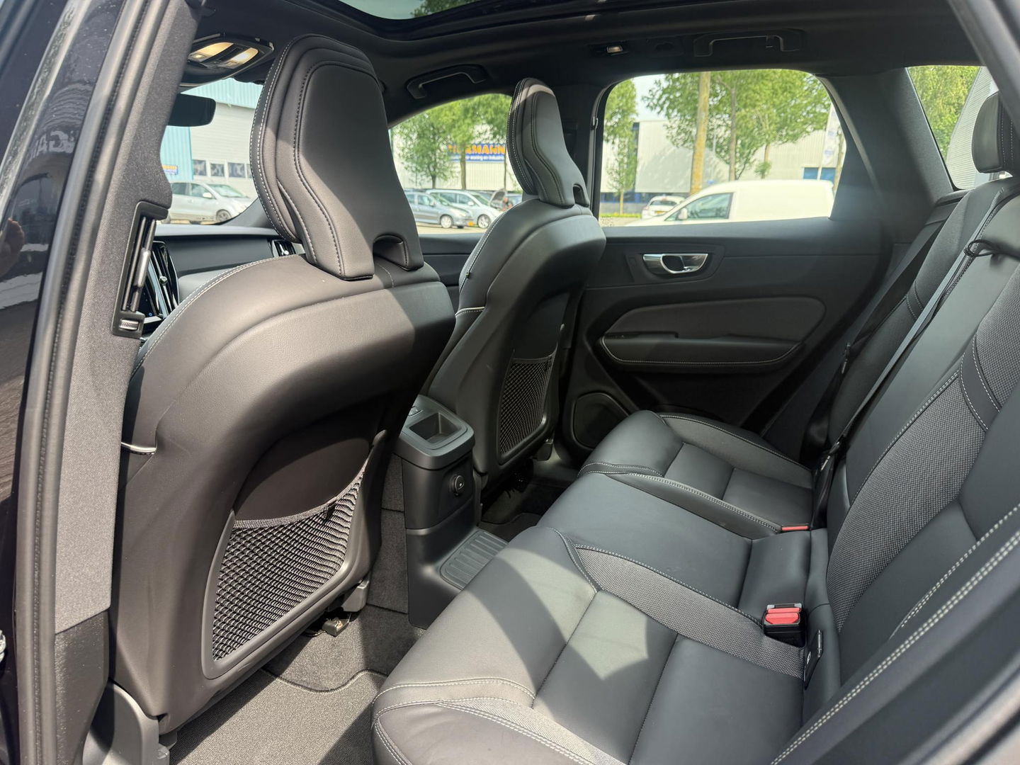 Volvo XC60 2.0 T6 Plug-in hybrid AWD Plus Black Edition trekhaak l Pano l rijklaarprijs