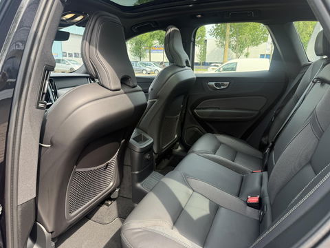 Volvo XC60 2.0 T6 Plug-in hybrid AWD Plus Black Edition trekhaak l Pano l rijklaarprijs