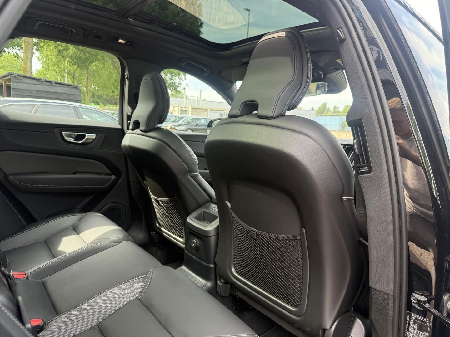 Volvo XC60 2.0 T6 Plug-in hybrid AWD Plus Black Edition trekhaak l Pano l rijklaarprijs