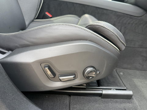 Volvo XC60 2.0 T6 Plug-in hybrid AWD Plus Black Edition trekhaak l Pano l rijklaarprijs