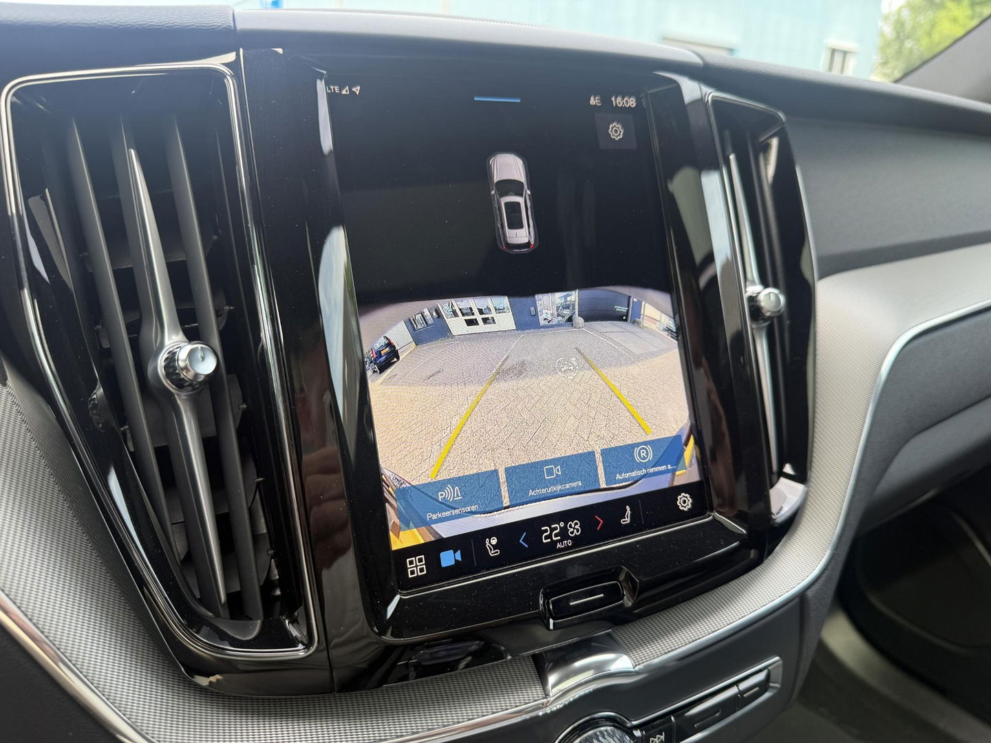 Volvo XC60 2.0 T6 Plug-in hybrid AWD Plus Black Edition trekhaak l Pano l rijklaarprijs