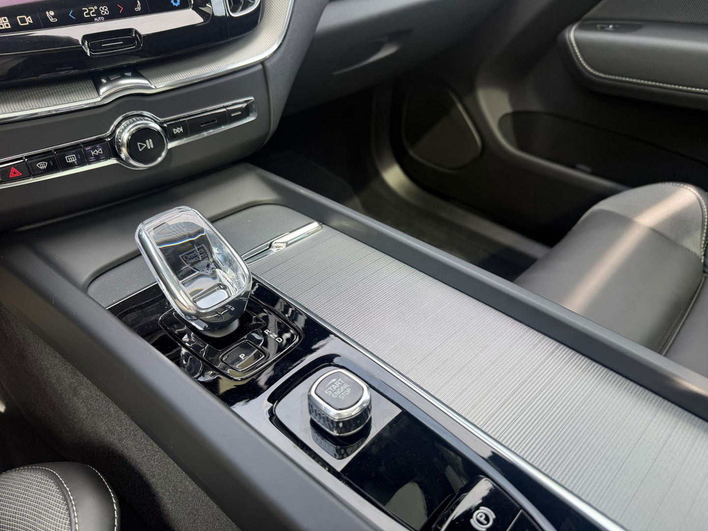 Volvo XC60 2.0 T6 Plug-in hybrid AWD Plus Black Edition trekhaak l Pano l rijklaarprijs