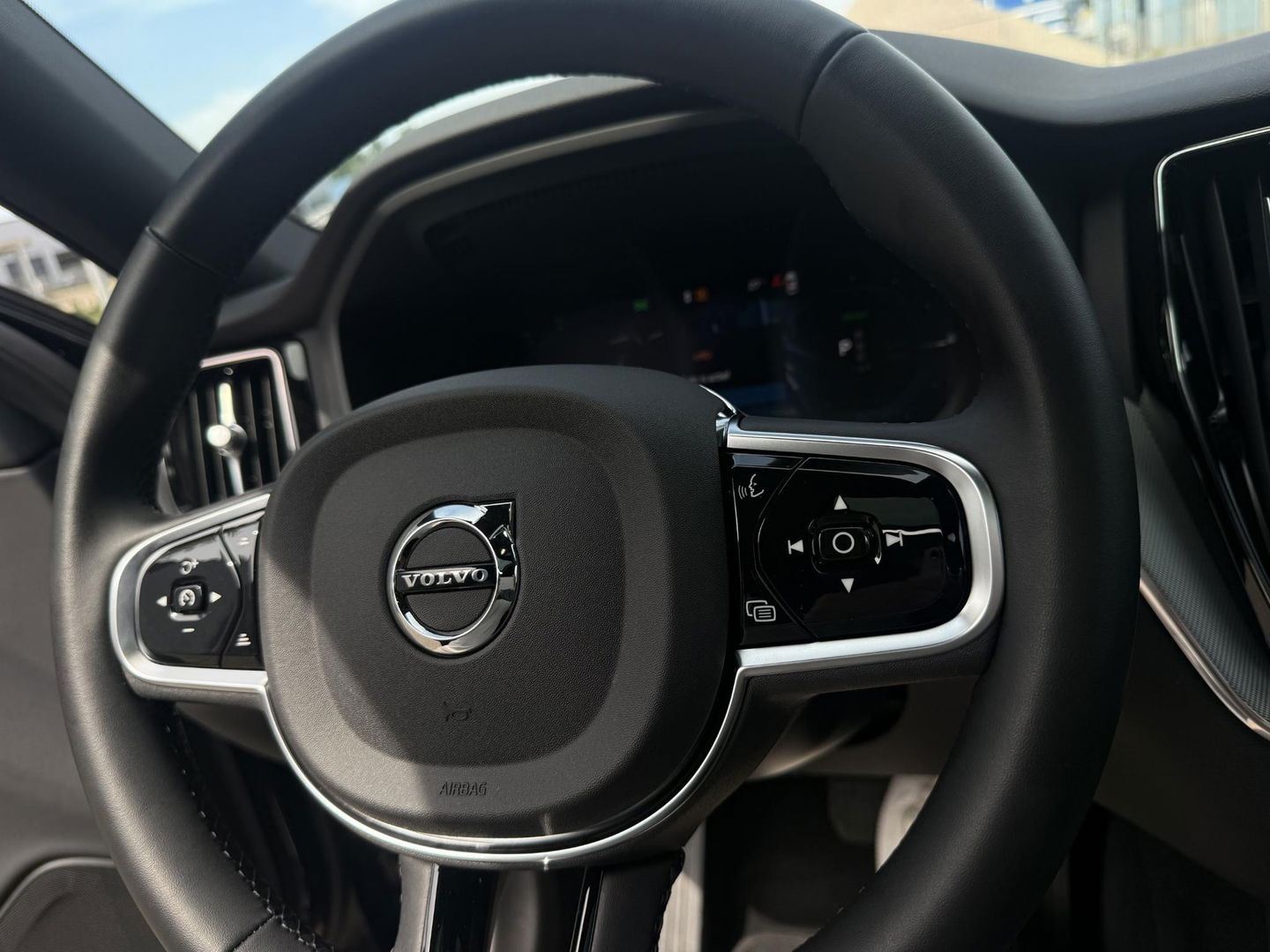 Volvo XC60 2.0 T6 Plug-in hybrid AWD Plus Black Edition trekhaak l Pano l rijklaarprijs