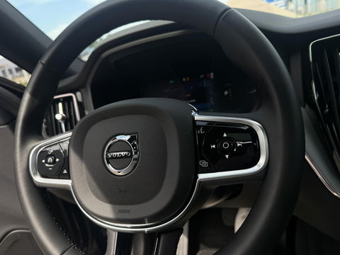 Volvo XC60 2.0 T6 Plug-in hybrid AWD Plus Black Edition trekhaak l Pano l rijklaarprijs