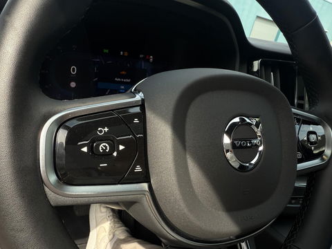 Volvo XC60 2.0 T6 Plug-in hybrid AWD Plus Black Edition trekhaak l Pano l rijklaarprijs