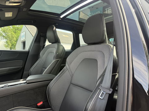 Volvo XC60 2.0 T6 Plug-in hybrid AWD Plus Black Edition trekhaak l Pano l rijklaarprijs