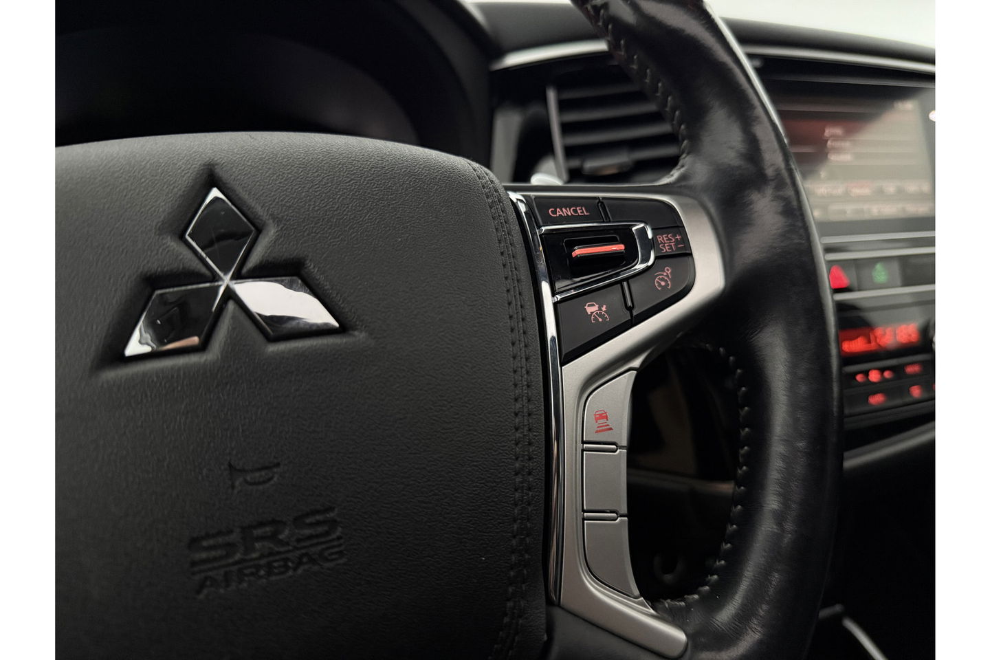Mitsubishi Outlander 2.4 PHEV S-Edition 210PK Pano Parelmoer 360 Camera LED Carplay Cruise Leder Clima PDC 18"LMV