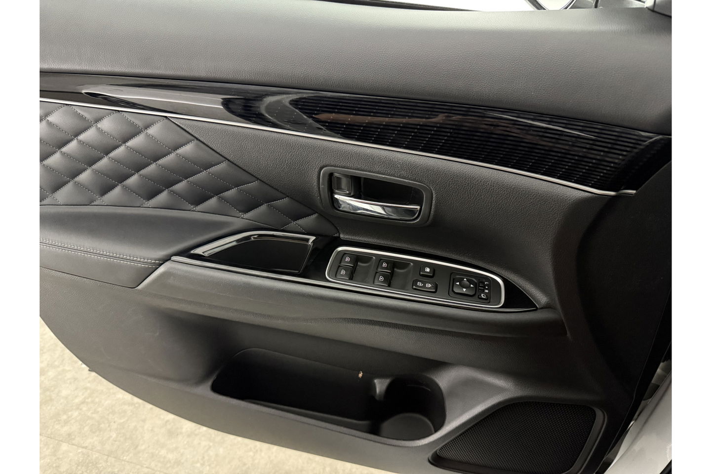 Mitsubishi Outlander 2.4 PHEV S-Edition 210PK Pano Parelmoer 360 Camera LED Carplay Cruise Leder Clima PDC 18"LMV