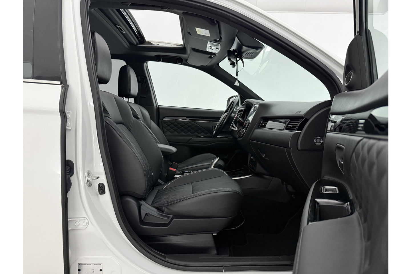 Mitsubishi Outlander 2.4 PHEV S-Edition 210PK Pano Parelmoer 360 Camera LED Carplay Cruise Leder Clima PDC 18"LMV
