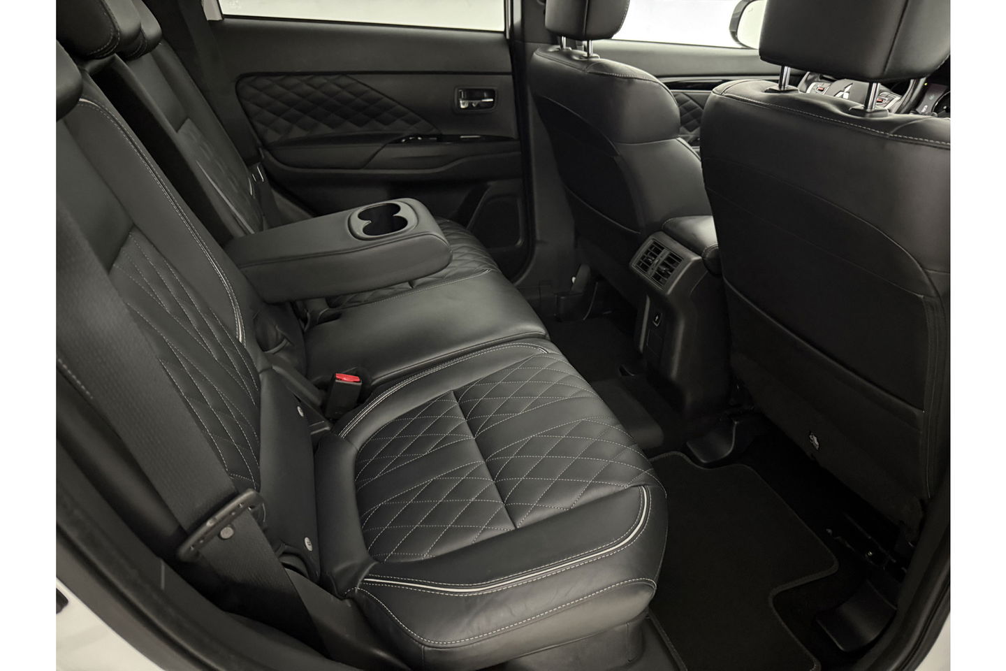 Mitsubishi Outlander 2.4 PHEV S-Edition 210PK Pano Parelmoer 360 Camera LED Carplay Cruise Leder Clima PDC 18"LMV