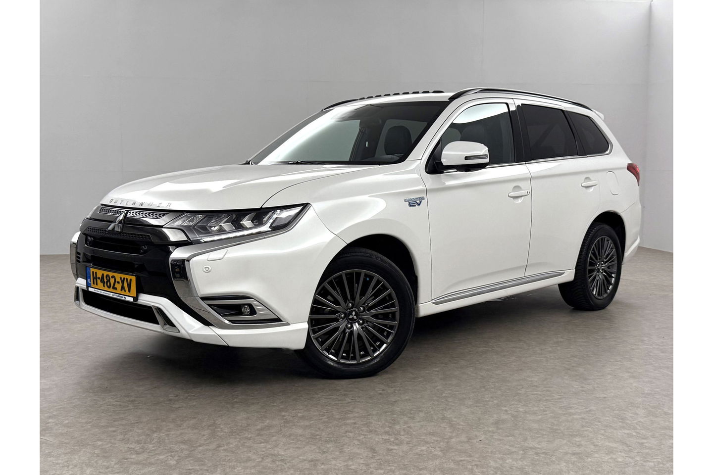 Mitsubishi Outlander 2.4 PHEV S-Edition 210PK Pano Parelmoer 360 Camera LED Carplay Cruise Leder Clima PDC 18"LMV
