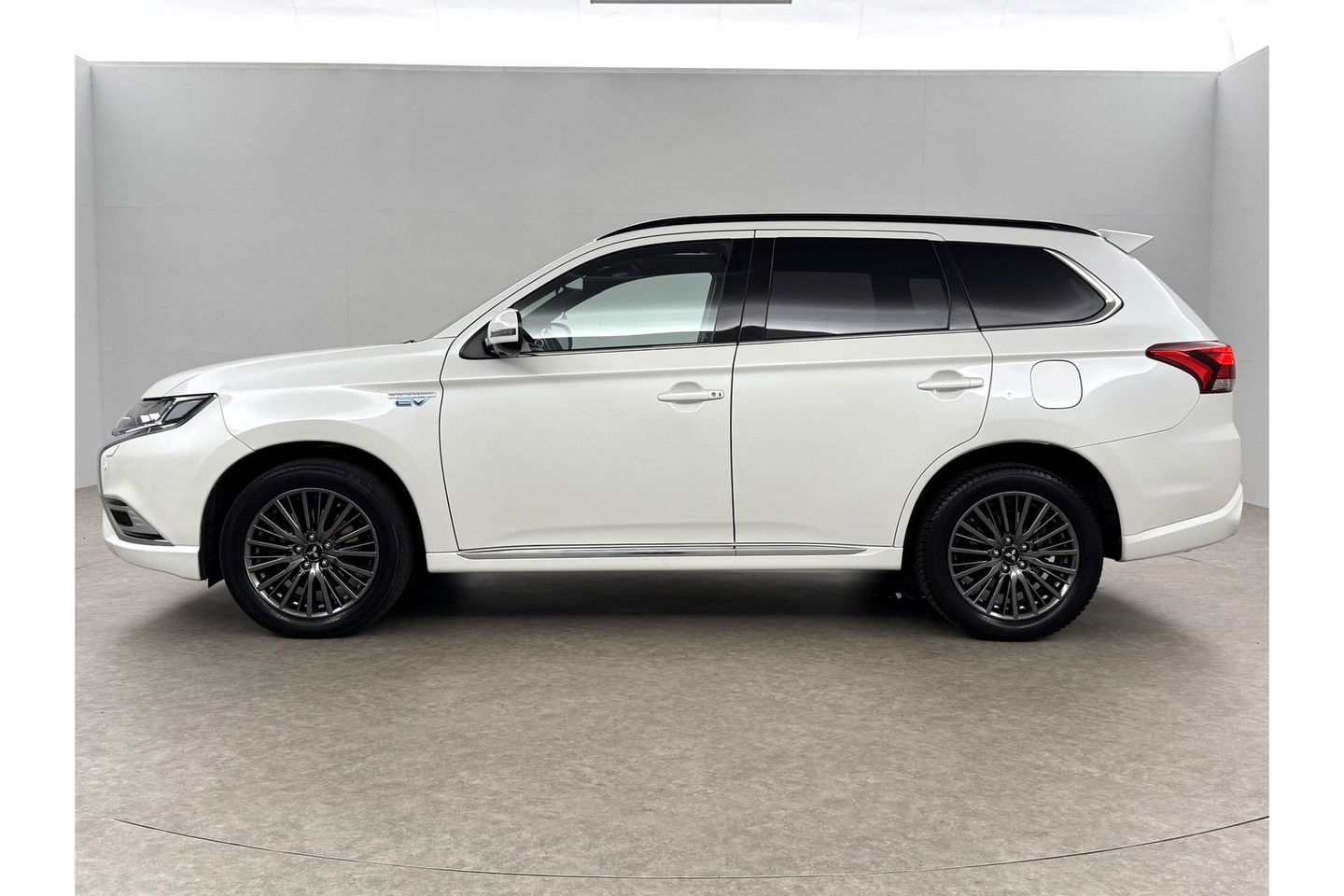 Mitsubishi Outlander 2.4 PHEV S-Edition 210PK Pano Parelmoer 360 Camera LED Carplay Cruise Leder Clima PDC 18"LMV