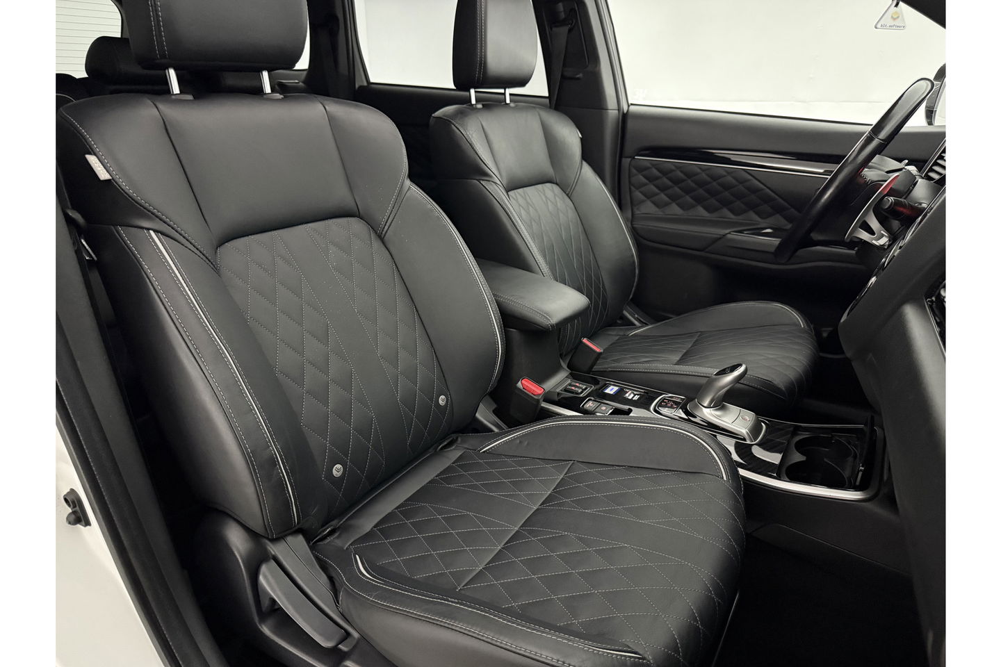 Mitsubishi Outlander 2.4 PHEV S-Edition 210PK Pano Parelmoer 360 Camera LED Carplay Cruise Leder Clima PDC 18"LMV