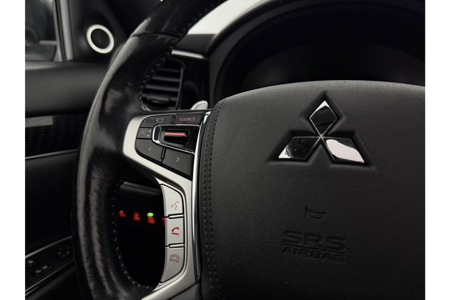 Mitsubishi Outlander 2.4 PHEV S-Edition 210PK Pano Parelmoer 360 Camera LED Carplay Cruise Leder Clima PDC 18"LMV