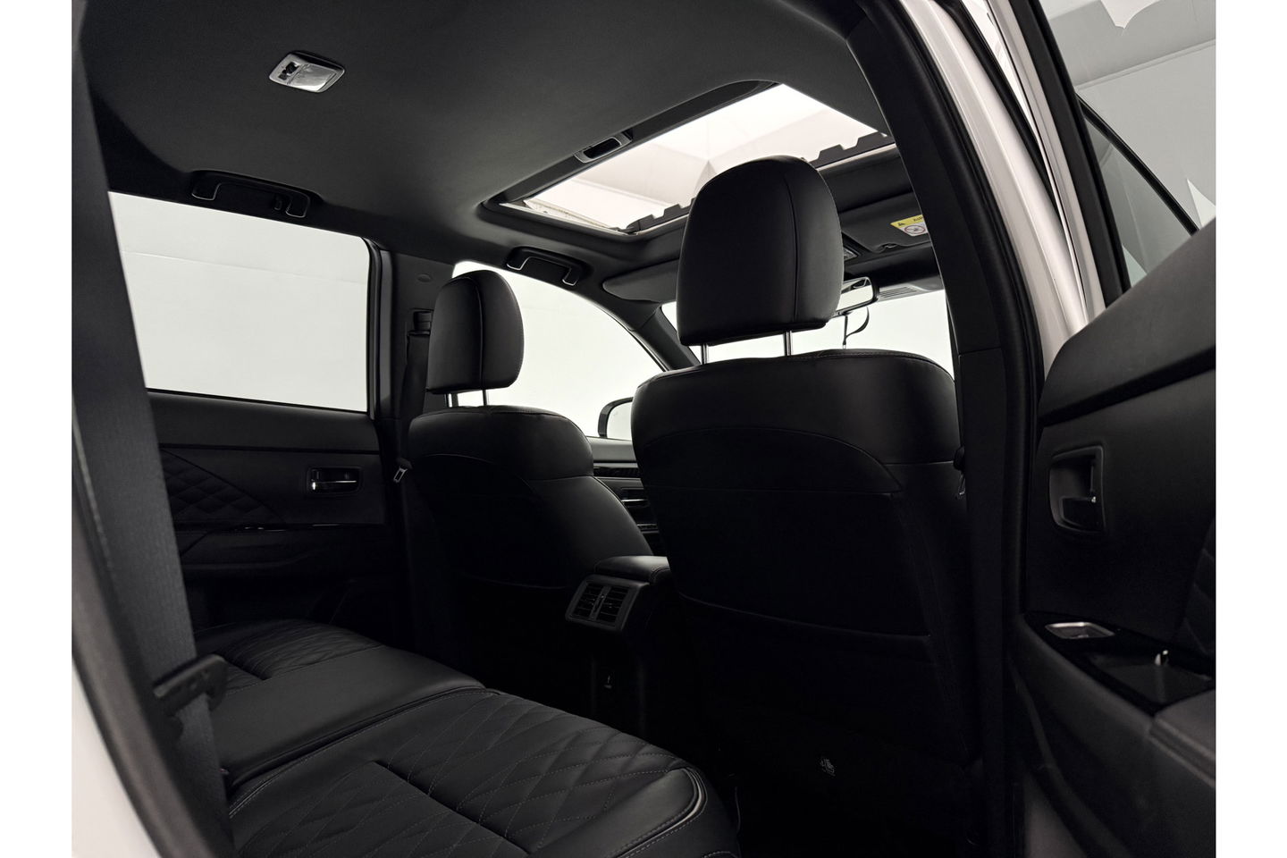 Mitsubishi Outlander 2.4 PHEV S-Edition 210PK Pano Parelmoer 360 Camera LED Carplay Cruise Leder Clima PDC 18"LMV