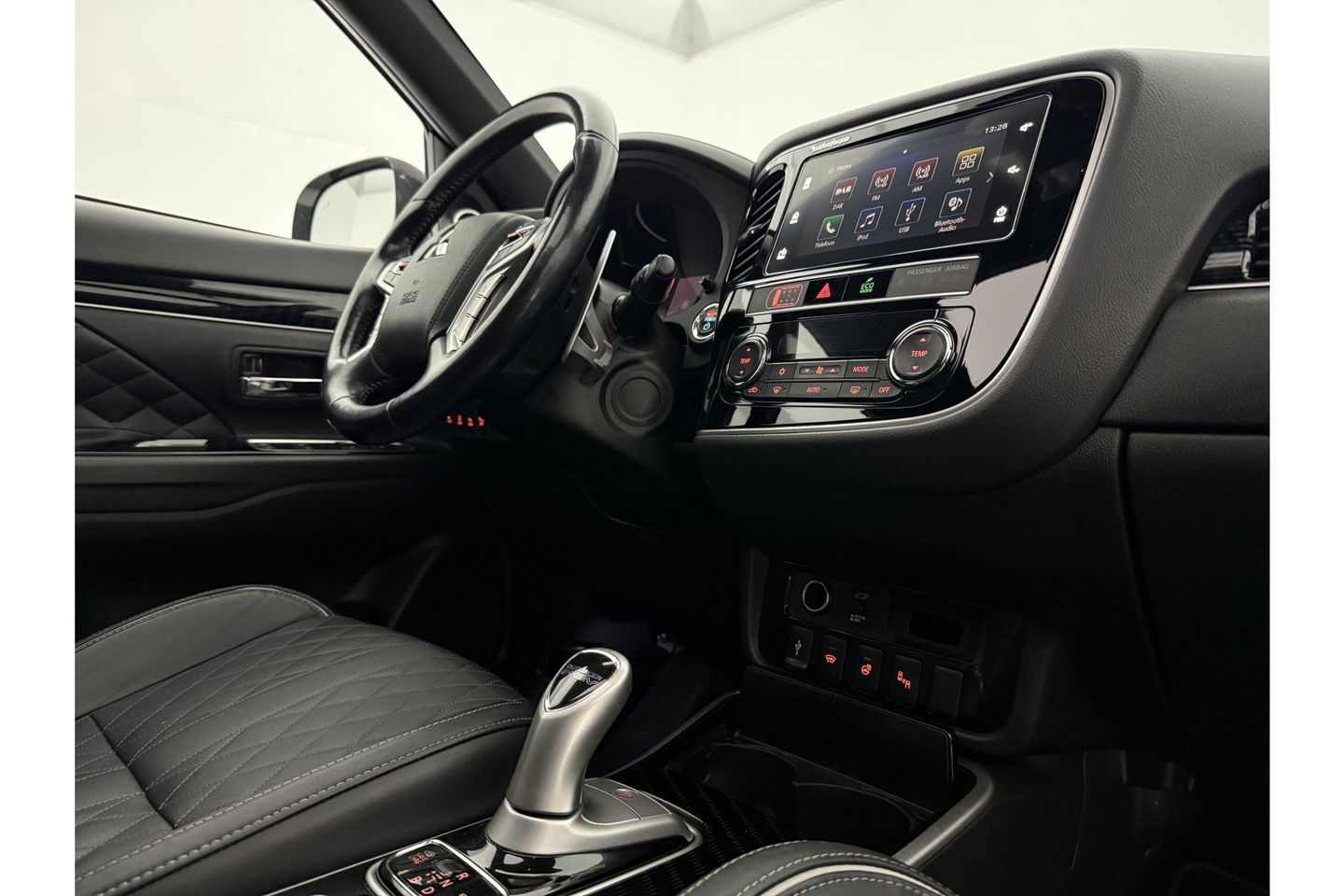 Mitsubishi Outlander 2.4 PHEV S-Edition 210PK Pano Parelmoer 360 Camera LED Carplay Cruise Leder Clima PDC 18"LMV