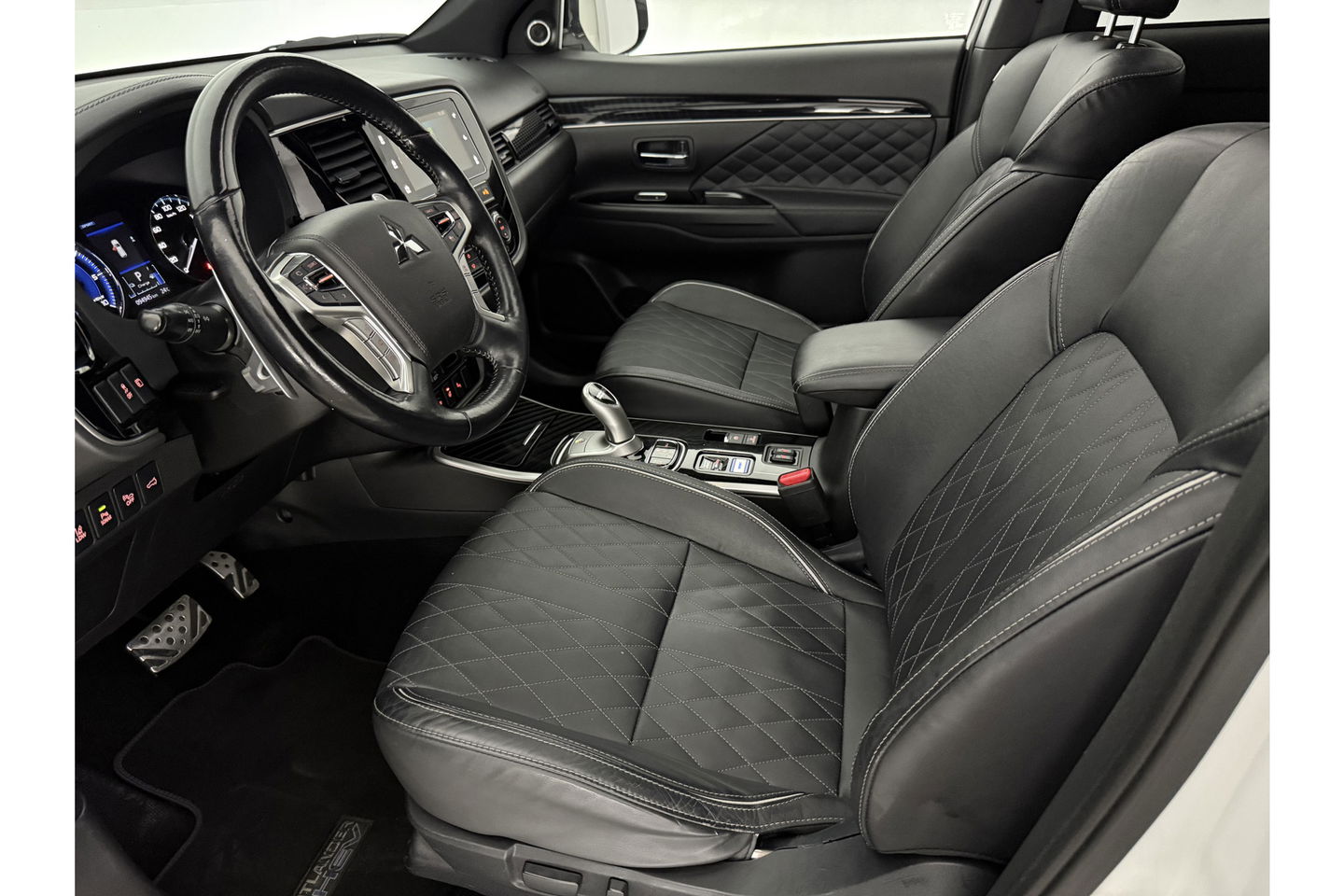 Mitsubishi Outlander 2.4 PHEV S-Edition 210PK Pano Parelmoer 360 Camera LED Carplay Cruise Leder Clima PDC 18"LMV