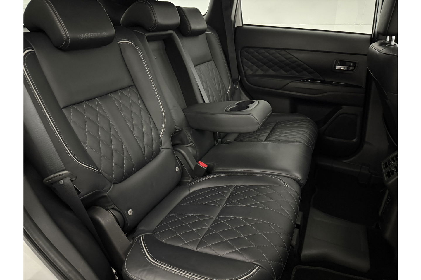 Mitsubishi Outlander 2.4 PHEV S-Edition 210PK Pano Parelmoer 360 Camera LED Carplay Cruise Leder Clima PDC 18"LMV