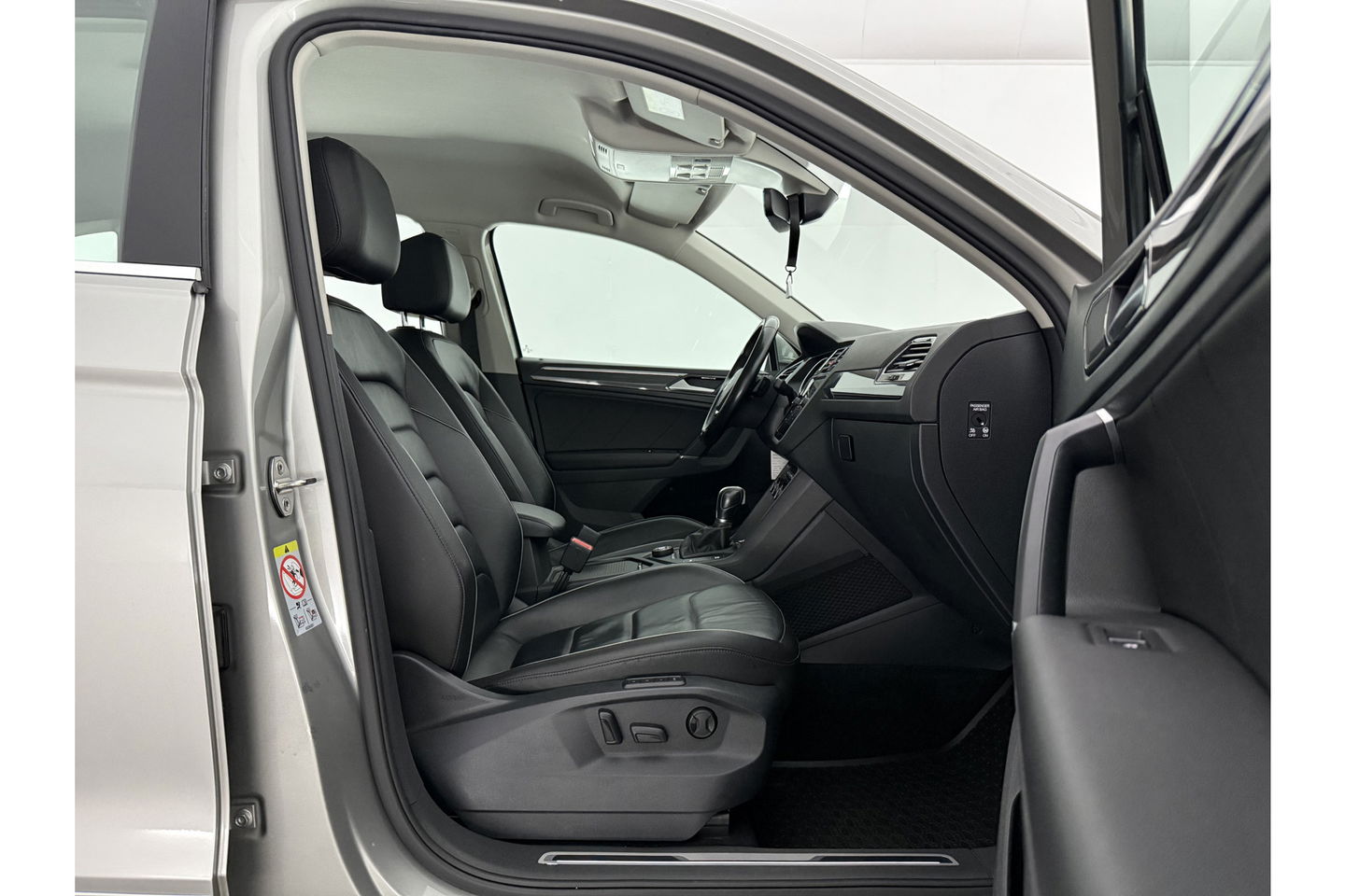 Volkswagen Tiguan 2.0 TSI 4Motion R-line DSG LED Memory Navigatie PDC Clima Cruise Leder 19"LMV