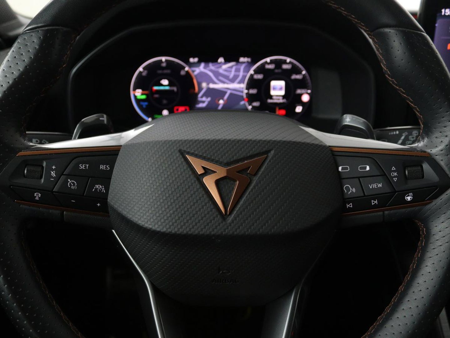 CUPRA Leon 1.4 e-Hybrid | Carplay | Camera | Stoel & Stuurverwarming | Adaptive Cruise | Full LED | Navigatie | DAB+ | LMV 18 inch
