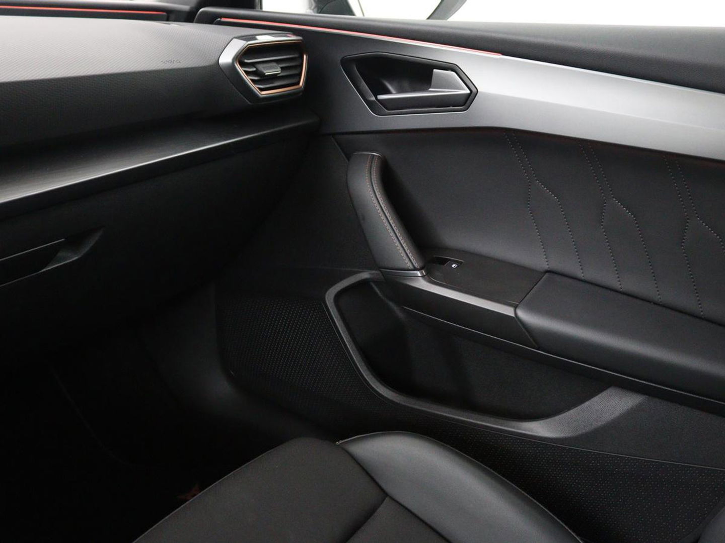 CUPRA Leon 1.4 e-Hybrid | Carplay | Camera | Stoel & Stuurverwarming | Adaptive Cruise | Full LED | Navigatie | DAB+ | LMV 18 inch