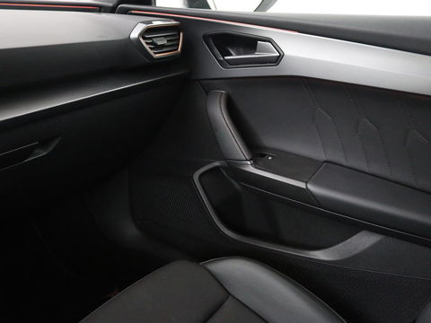 CUPRA Leon 1.4 e-Hybrid | Carplay | Camera | Stoel & Stuurverwarming | Adaptive Cruise | Full LED | Navigatie | DAB+ | LMV 18 inch