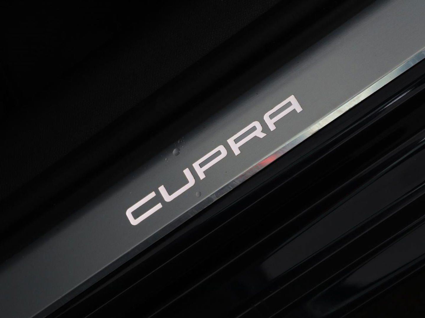 CUPRA Leon 1.4 e-Hybrid | Carplay | Camera | Stoel & Stuurverwarming | Adaptive Cruise | Full LED | Navigatie | DAB+ | LMV 18 inch