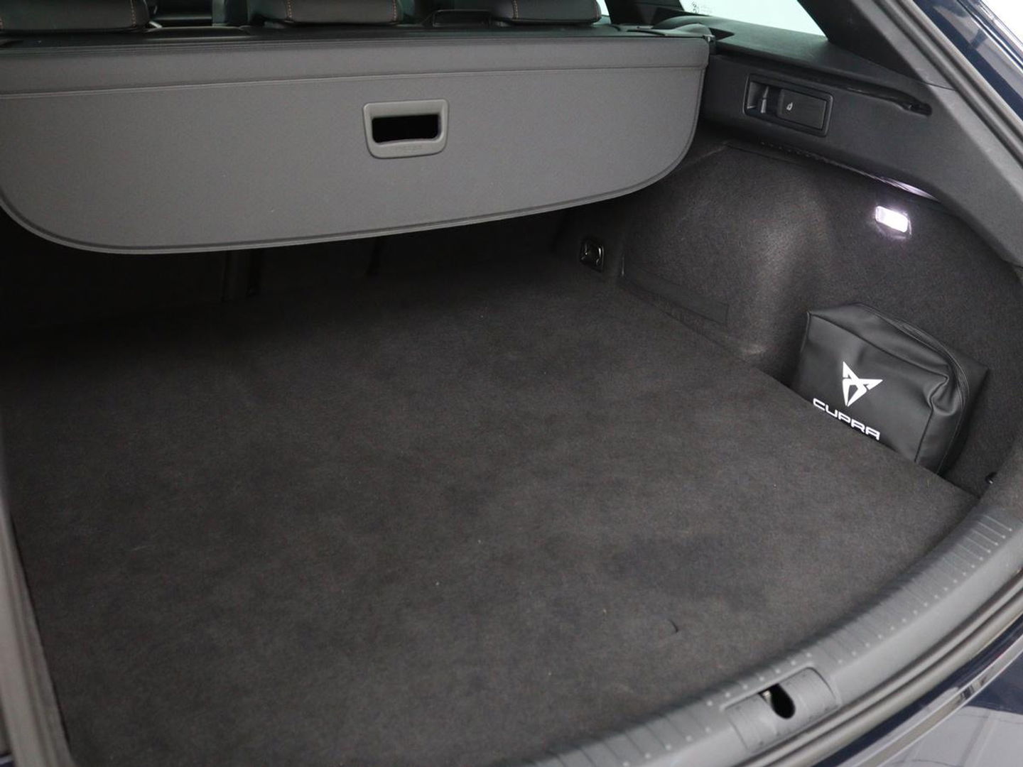 CUPRA Leon 1.4 e-Hybrid | Carplay | Camera | Stoel & Stuurverwarming | Adaptive Cruise | Full LED | Navigatie | DAB+ | LMV 18 inch