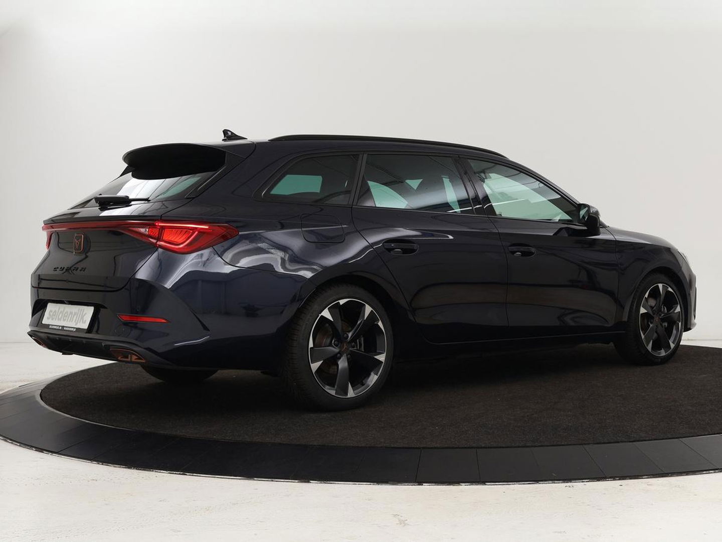CUPRA Leon 1.4 e-Hybrid | Carplay | Camera | Stoel & Stuurverwarming | Adaptive Cruise | Full LED | Navigatie | DAB+ | LMV 18 inch