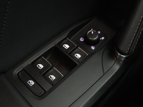 CUPRA Leon 1.4 e-Hybrid | Carplay | Camera | Stoel & Stuurverwarming | Adaptive Cruise | Full LED | Navigatie | DAB+ | LMV 18 inch