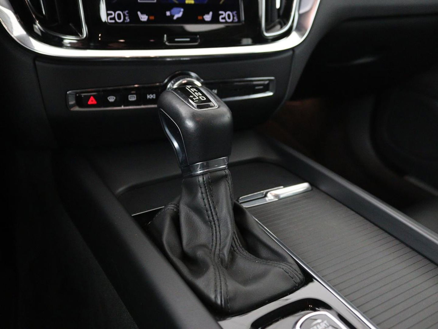 Volvo V60 2.0 T5 Momentum | Leder | Trekhaak | Stoelverwarming | LMV 20 inch | Harman/Kardon | Adaptive cruise | DAB+