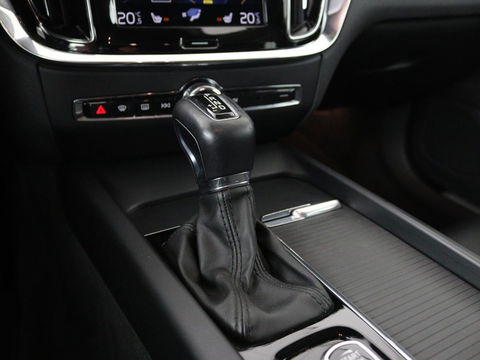 Volvo V60 2.0 T5 Momentum | Leder | Trekhaak | Stoelverwarming | LMV 20 inch | Harman/Kardon | Adaptive cruise | DAB+