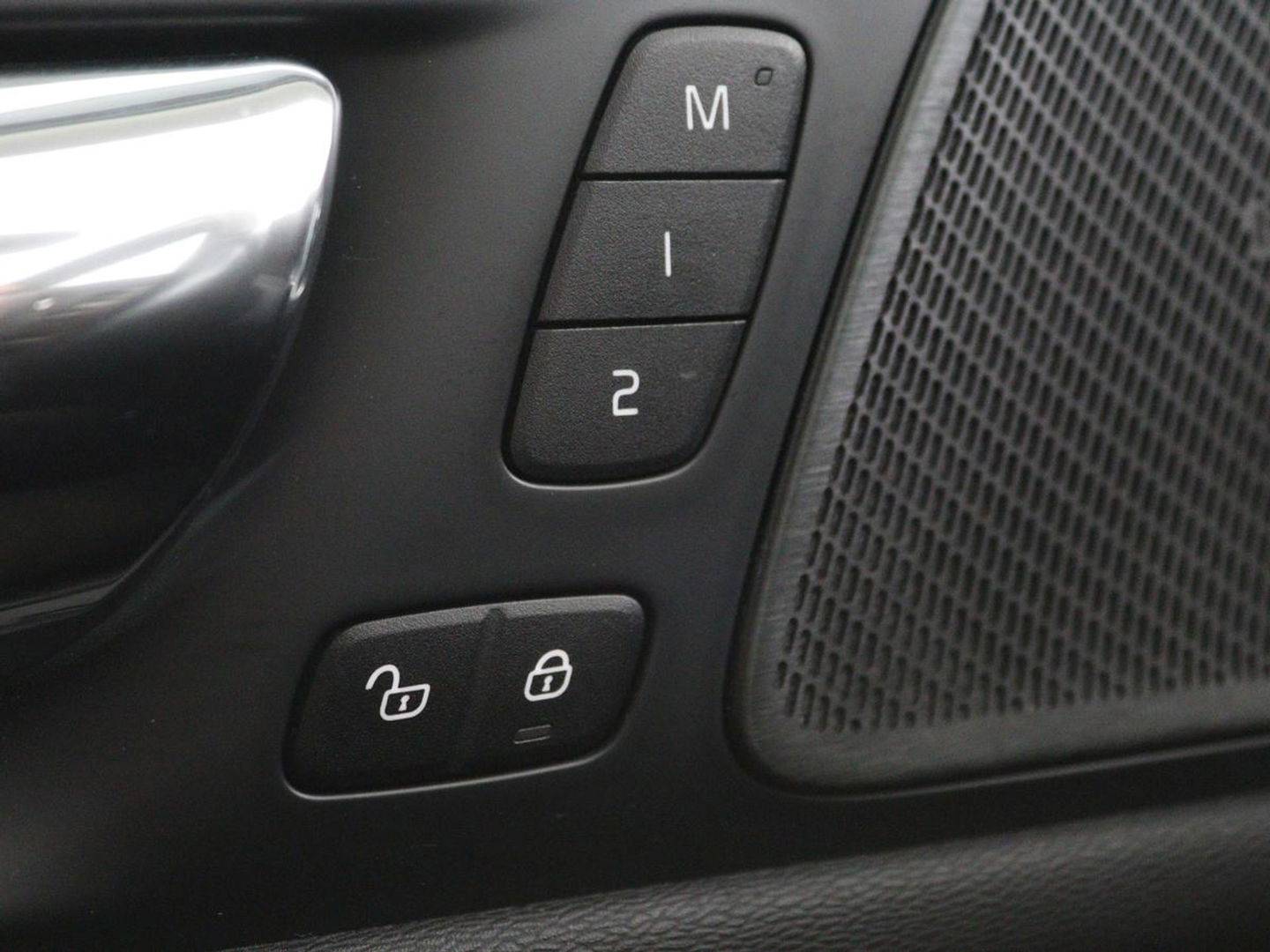 Volvo V60 2.0 T5 Momentum | Leder | Trekhaak | Stoelverwarming | LMV 20 inch | Harman/Kardon | Adaptive cruise | DAB+