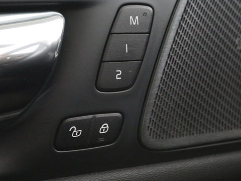Volvo V60 2.0 T5 Momentum | Leder | Trekhaak | Stoelverwarming | LMV 20 inch | Harman/Kardon | Adaptive cruise | DAB+