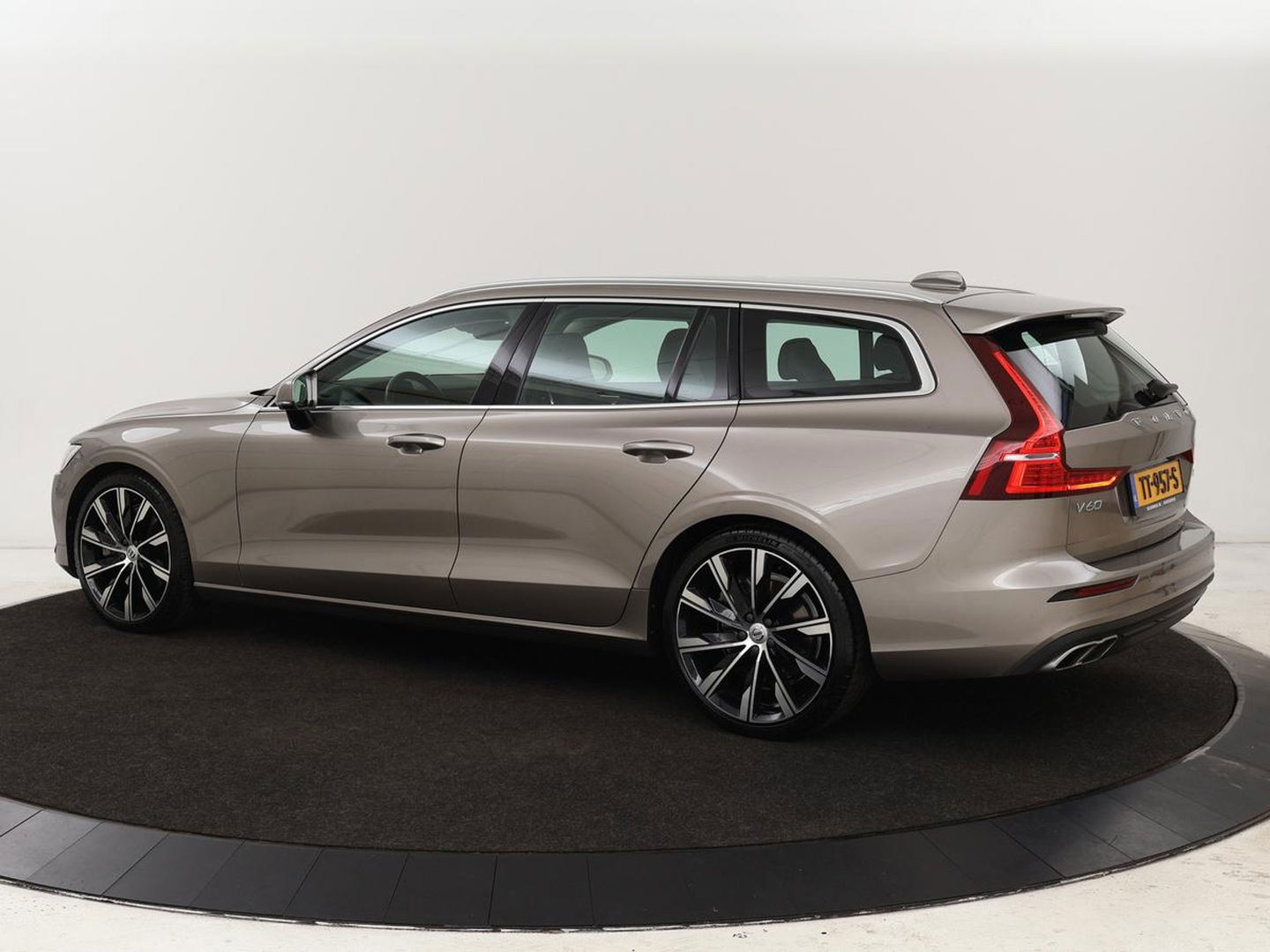 Volvo V60 2.0 T5 Momentum | Leder | Trekhaak | Stoelverwarming | LMV 20 inch | Harman/Kardon | Adaptive cruise | DAB+