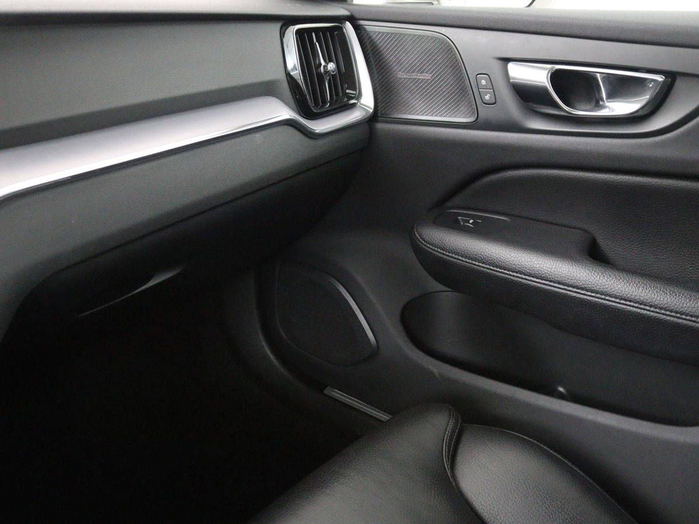Volvo V60 2.0 T5 Momentum | Leder | Trekhaak | Stoelverwarming | LMV 20 inch | Harman/Kardon | Adaptive cruise | DAB+