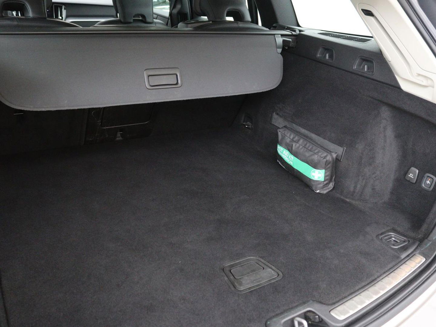 Volvo V60 2.0 T5 Momentum | Leder | Trekhaak | Stoelverwarming | LMV 20 inch | Harman/Kardon | Adaptive cruise | DAB+