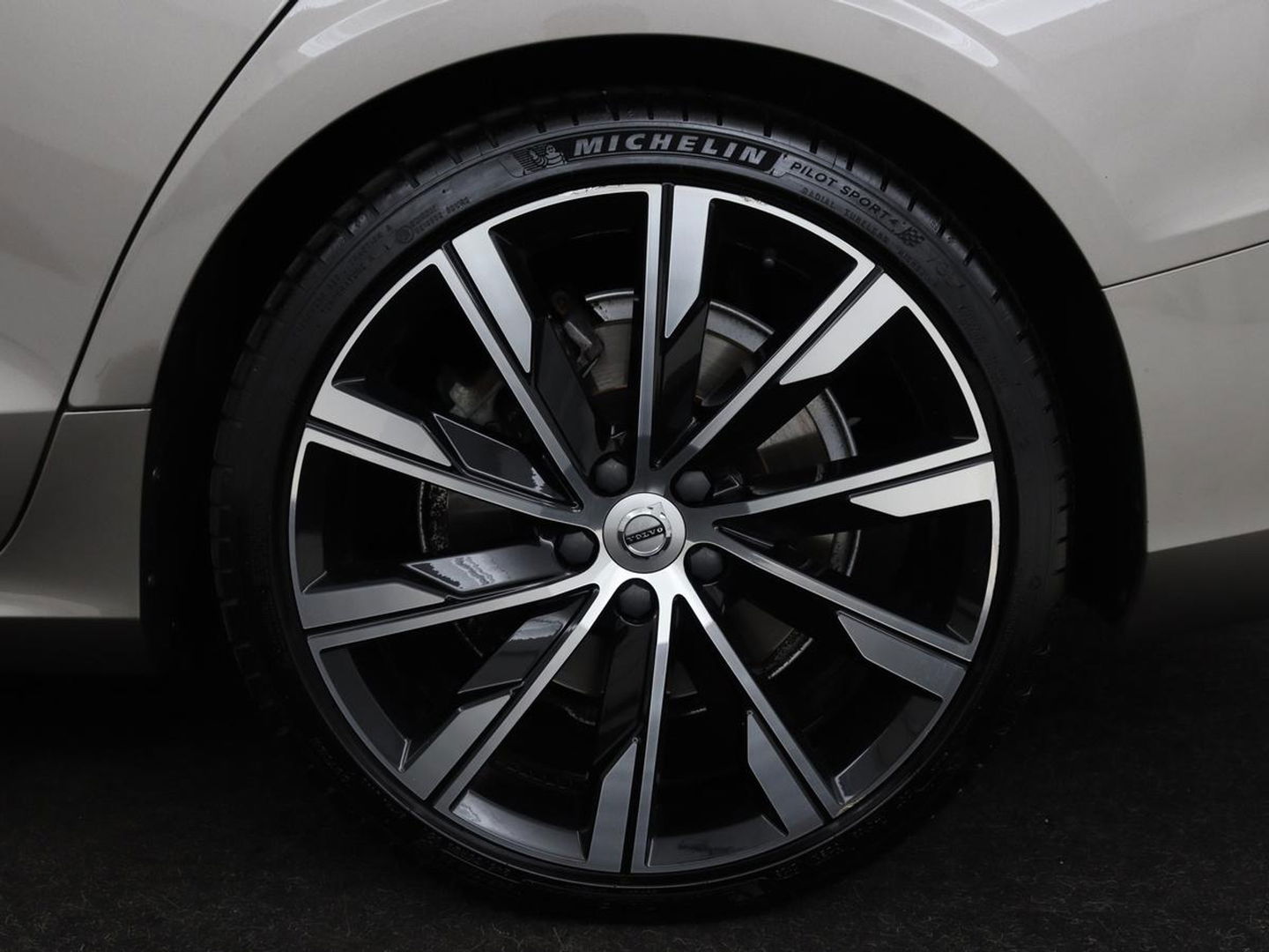 Volvo V60 2.0 T5 Momentum | Leder | Trekhaak | Stoelverwarming | LMV 20 inch | Harman/Kardon | Adaptive cruise | DAB+