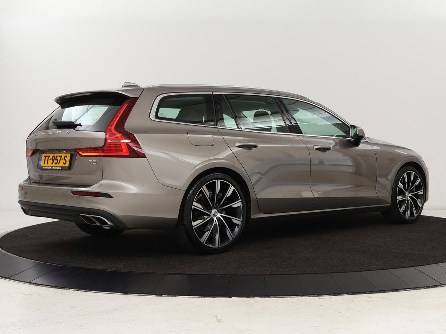 Volvo V60 2.0 T5 Momentum | Leder | Trekhaak | Stoelverwarming | LMV 20 inch | Harman/Kardon | Adaptive cruise | DAB+