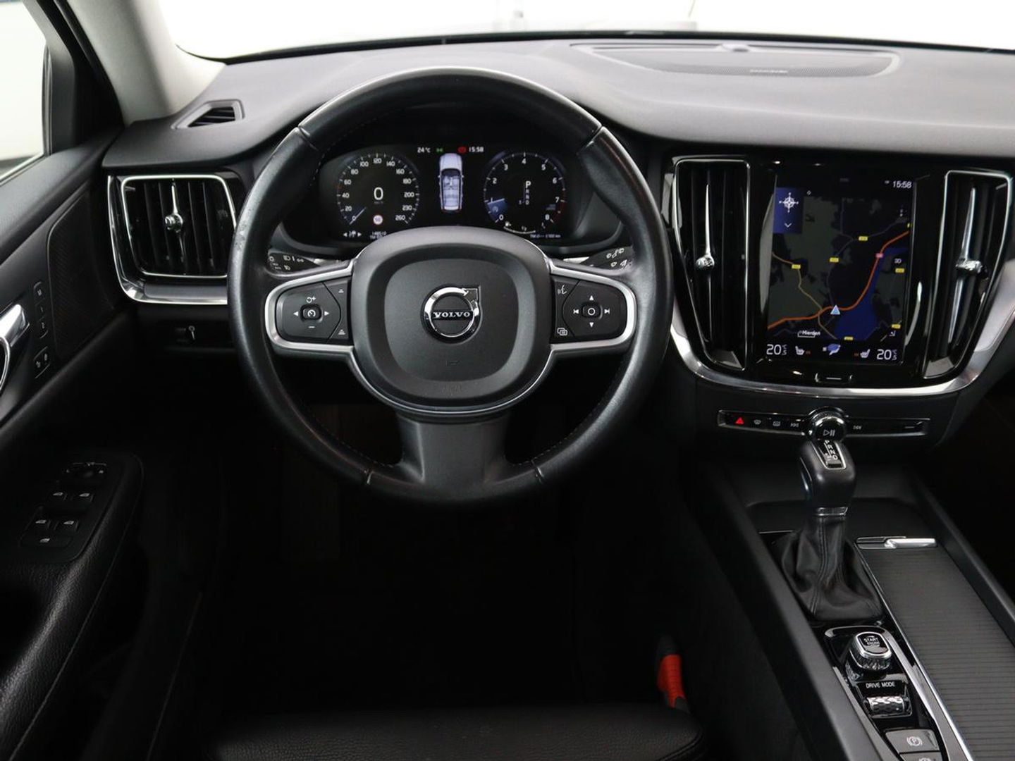 Volvo V60 2.0 T5 Momentum | Leder | Trekhaak | Stoelverwarming | LMV 20 inch | Harman/Kardon | Adaptive cruise | DAB+