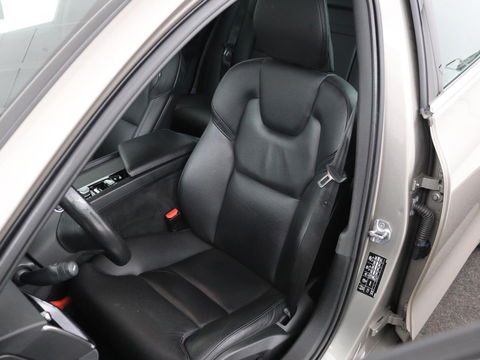 Volvo V60 2.0 T5 Momentum | Leder | Trekhaak | Stoelverwarming | LMV 20 inch | Harman/Kardon | Adaptive cruise | DAB+