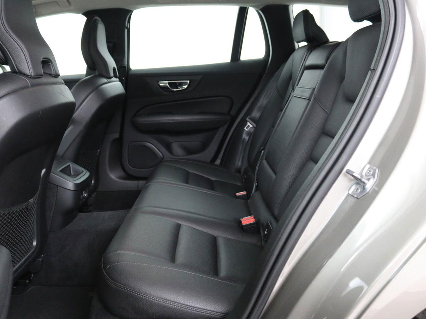 Volvo V60 2.0 T5 Momentum | Leder | Trekhaak | Stoelverwarming | LMV 20 inch | Harman/Kardon | Adaptive cruise | DAB+