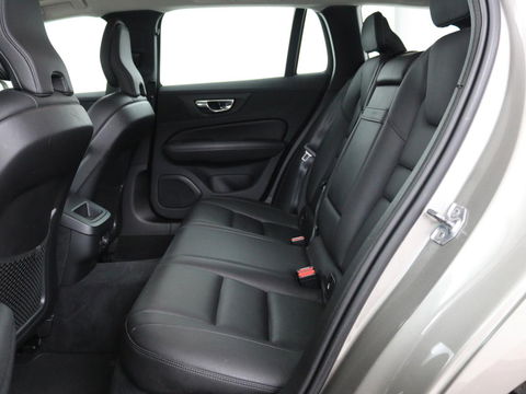 Volvo V60 2.0 T5 Momentum | Leder | Trekhaak | Stoelverwarming | LMV 20 inch | Harman/Kardon | Adaptive cruise | DAB+