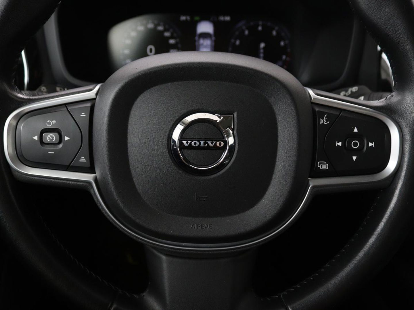 Volvo V60 2.0 T5 Momentum | Leder | Trekhaak | Stoelverwarming | LMV 20 inch | Harman/Kardon | Adaptive cruise | DAB+