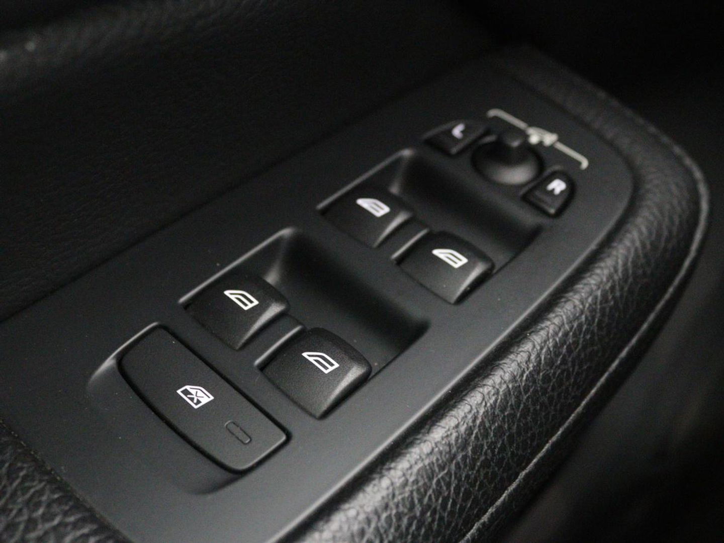 Volvo V60 2.0 T5 Momentum | Leder | Trekhaak | Stoelverwarming | LMV 20 inch | Harman/Kardon | Adaptive cruise | DAB+