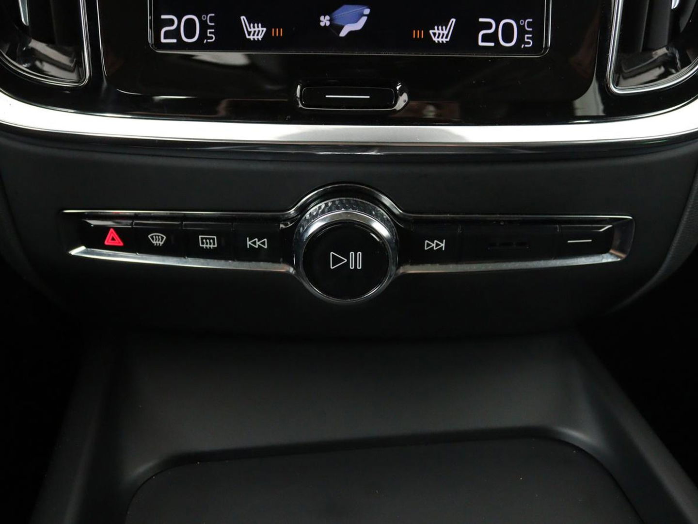 Volvo V60 2.0 T5 Momentum | Leder | Trekhaak | Stoelverwarming | LMV 20 inch | Harman/Kardon | Adaptive cruise | DAB+