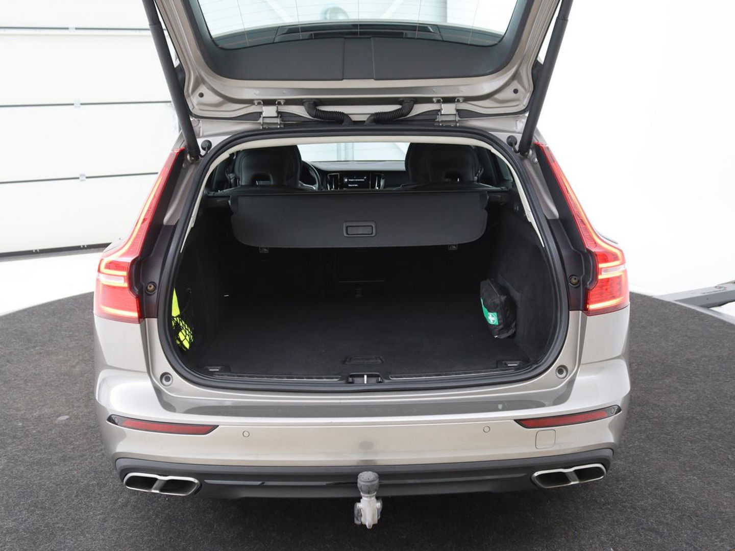 Volvo V60 2.0 T5 Momentum | Leder | Trekhaak | Stoelverwarming | LMV 20 inch | Harman/Kardon | Adaptive cruise | DAB+