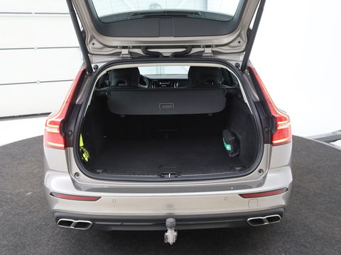 Volvo V60 2.0 T5 Momentum | Leder | Trekhaak | Stoelverwarming | LMV 20 inch | Harman/Kardon | Adaptive cruise | DAB+