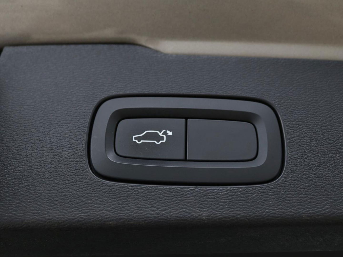 Volvo V60 2.0 T5 Momentum | Leder | Trekhaak | Stoelverwarming | LMV 20 inch | Harman/Kardon | Adaptive cruise | DAB+